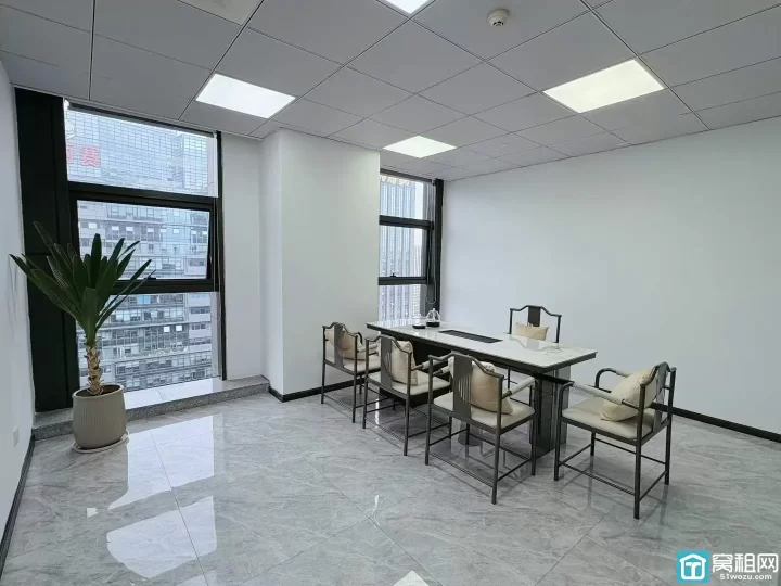 南部商务区泰康大厦215平带全套家具，3隔间员工区敞亮，采光通风俱佳