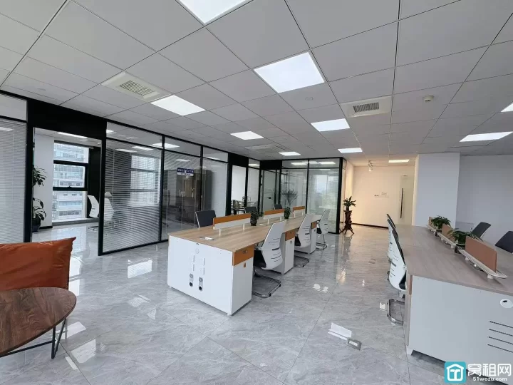 南部商务区泰康大厦215平带全套家具，3隔间员工区敞亮，采光通风俱佳