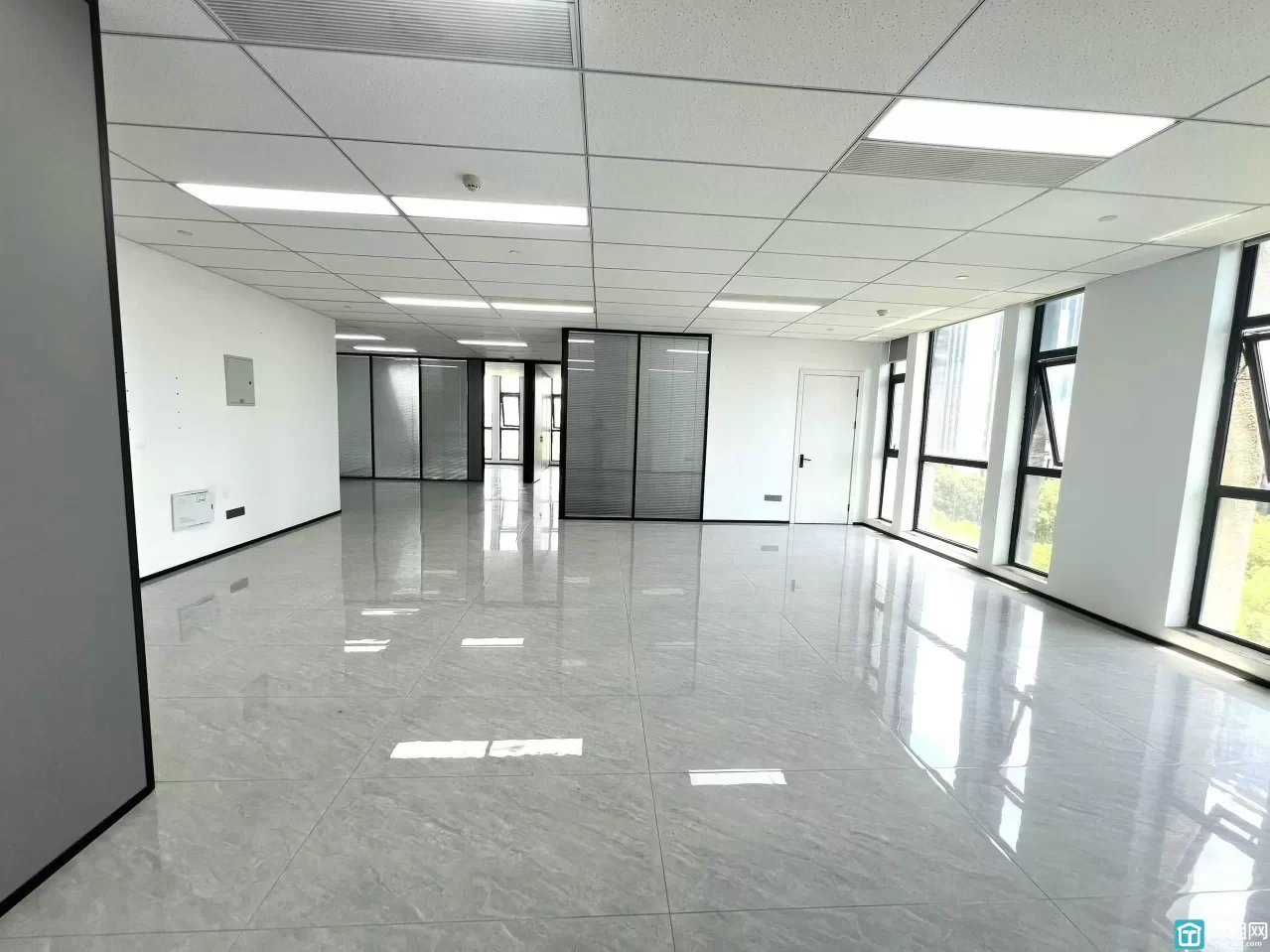 宁波供销大厦 东南朝向 230平 配家具出租