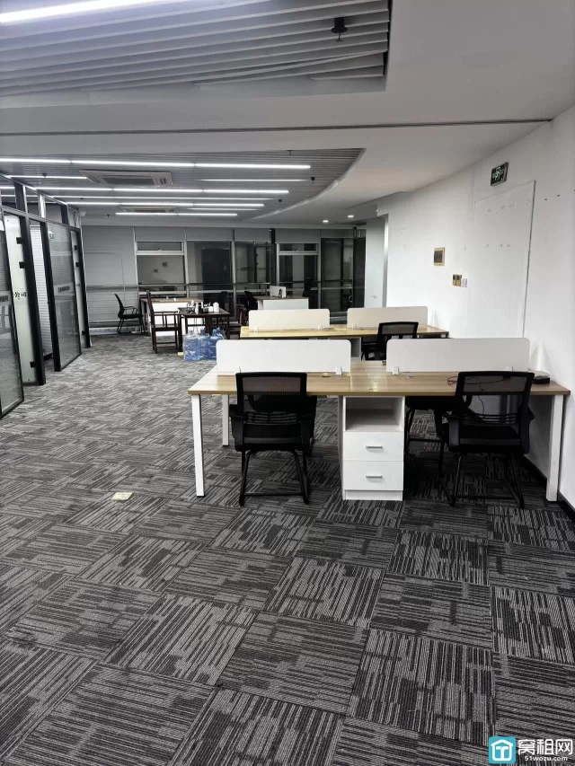 宁波天一地铁口恒隆中心出租435平 三面采光  8个隔间    家具齐全