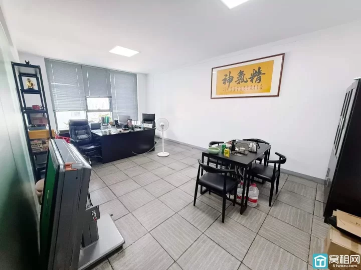 和荣大厦A座276平方，单价1.56元/平方/天4个玻璃隔间和超大通间办公区