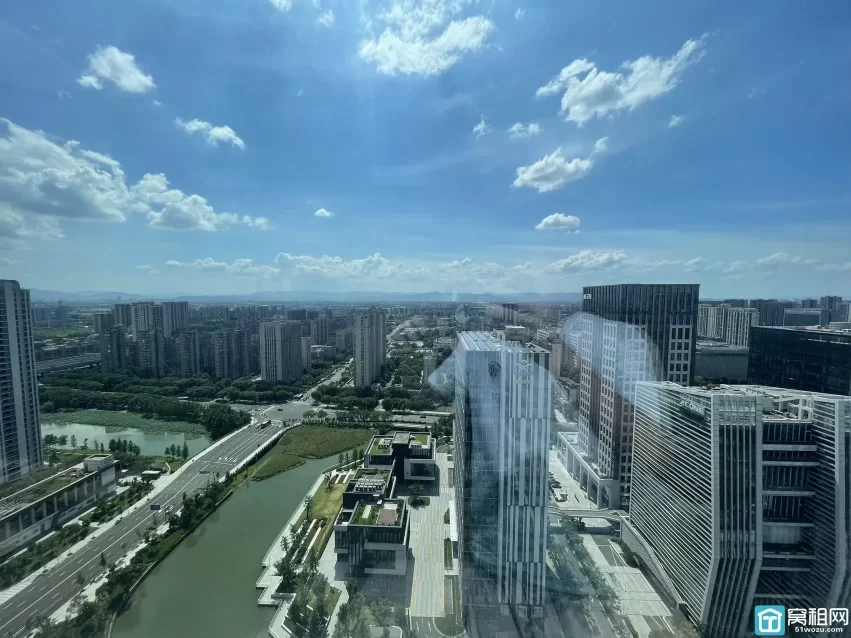 宁波鸿安大厦电梯口朝西 2隔间形象墙 115平 配全新家具 特价4548元/月