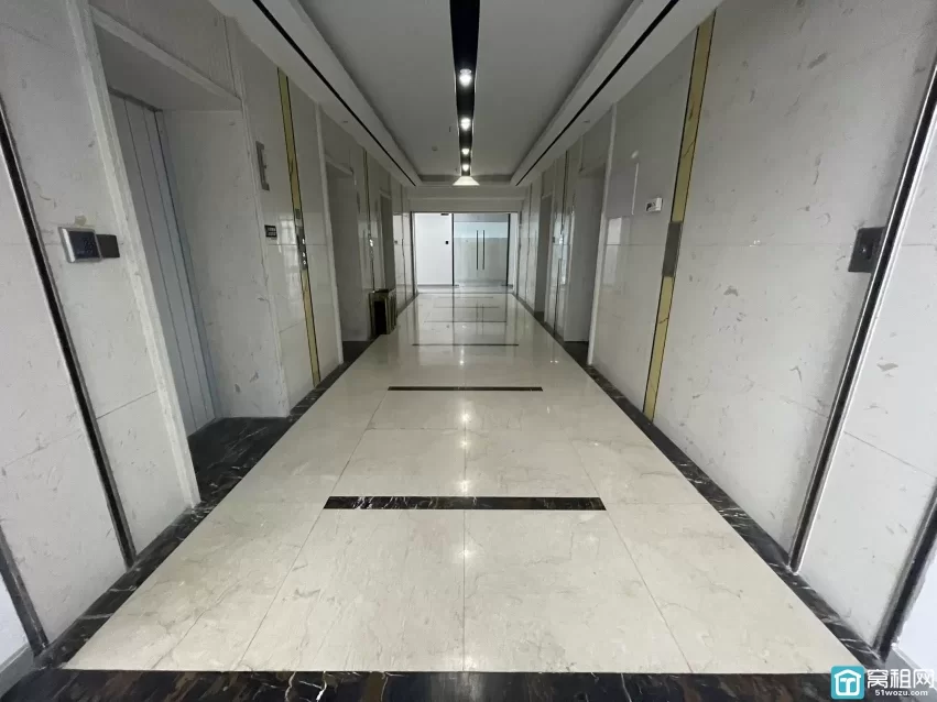 宁波鸿安大厦电梯口朝西 2隔间形象墙 115平 配全新家具 特价4548元/月