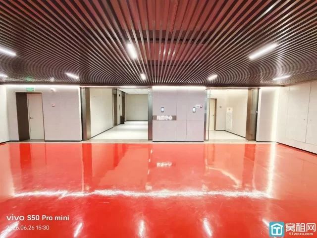 宁波江北区洪大路站地铁站鸿辰中心90平方  朝南办公室出租形象墙+12人工位+经理室