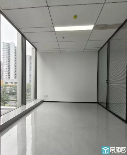 宁波江北万达附近8号线洪大路站鸿辰中心 77平方朝南办公室出租