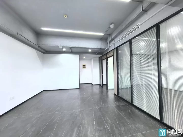 宁波东部新城新府银座110平瓷砖地面+2个办公隔间出租