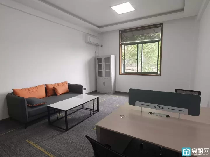 江北洪塘8号线地铁口位置 创新科创园45平精装带家具 可以注册公司 1400/月 随时可以入住