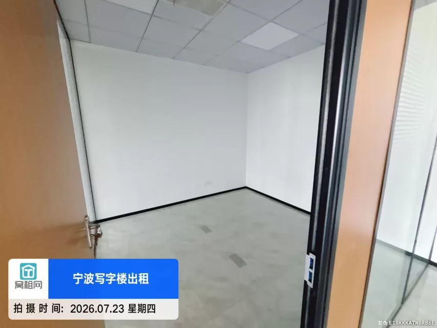 宁波东部新城浙江创新中心110平米朝南办公室出租2个隔间