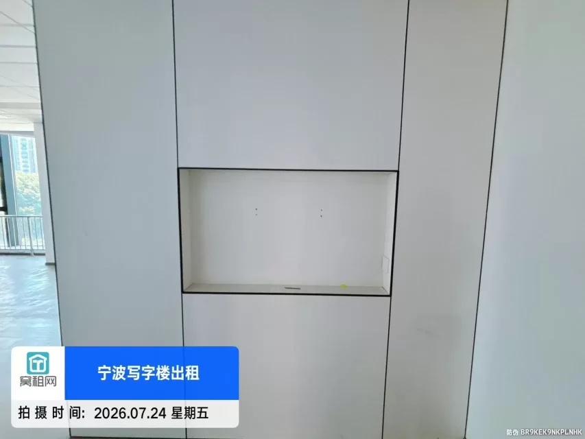 宁波江北宝龙广场对面179.56平米精装修好2个隔间办公室租金1.15元/平米/天