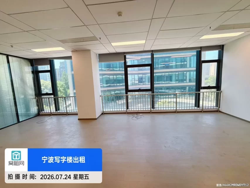 宁波江北宝龙广场对面179.56平米精装修好2个隔间办公室租金1.15元/平米/天