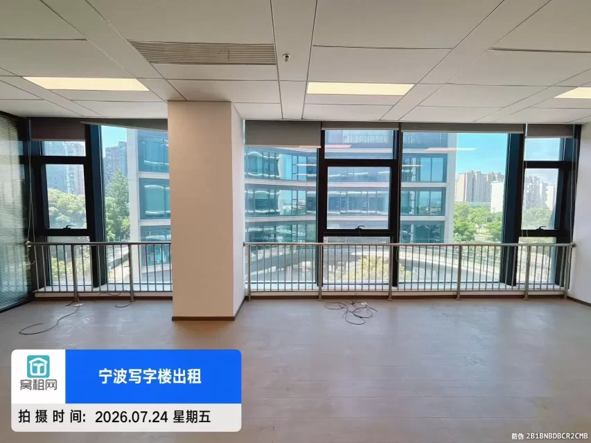宁波江北宝龙广场对面179.56平米精装修好2个隔间办公室租金1.15元/平米/天
