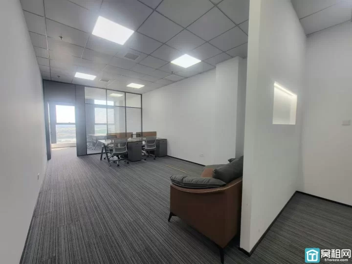 江北奥体中心地铁口50米80㎡全新精装办公室，工区+老板间全套家具配齐
