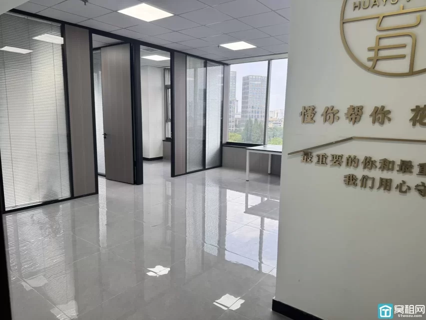 宁波火车站北广场100米月湖银座90平，两个隔断，朝西北，物业费4.2每平