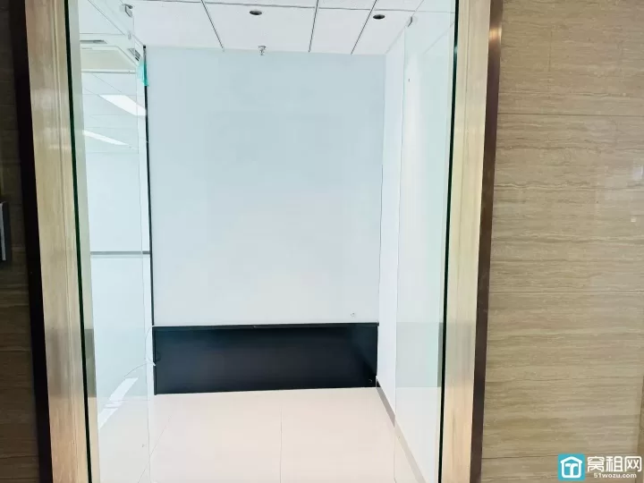 奥克斯大厦面积268平，南北朝向，朝北望鄞州公园租金8888元/月