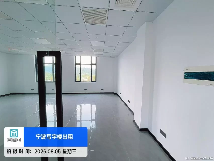 宁波北仑区华庭商务大厦65平米精装修办公室出租朝南