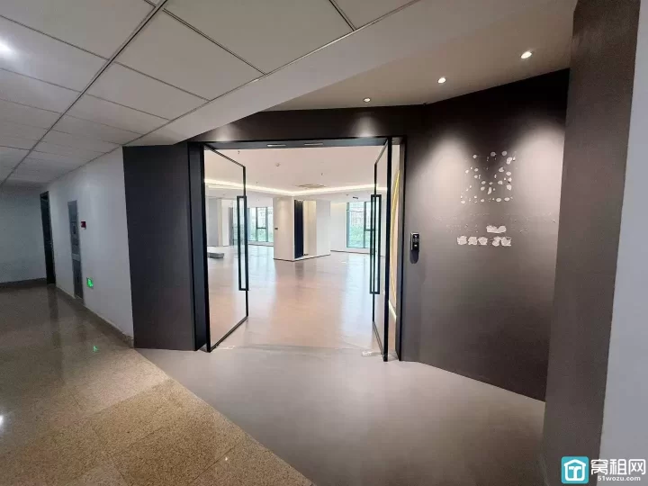 宁波和荣大厦265平方，单价1.62元/平方/天，租金156900元一年，东南朝向