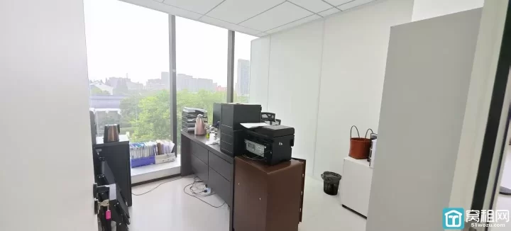 海曙 4.6 号线地铁口国际大厦 240 平三个间电梯口 11500 每月出租