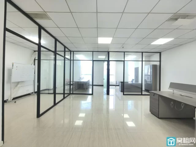 钟公庙街道慧和大厦精装128平，朝南，带3隔间部分家具 特价出租：4600月
