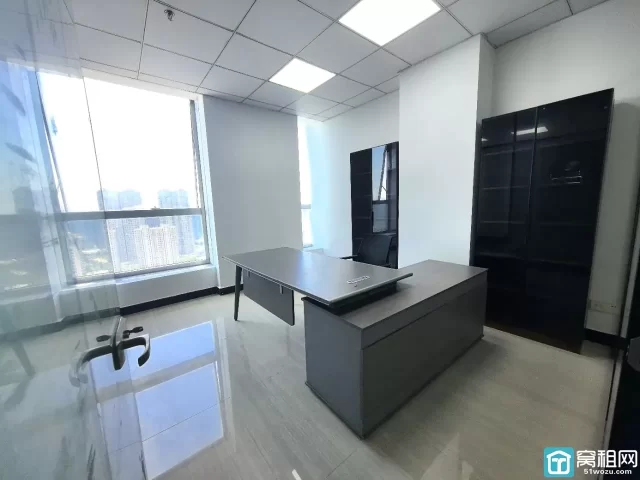 钟公庙街道慧和大厦精装128平，朝南，带3隔间部分家具 特价出租：4600月