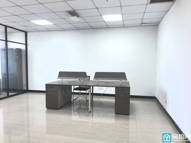 钟公庙街道慧和大厦精装128平，朝南，带3隔间部分家具 特价出租：4600月