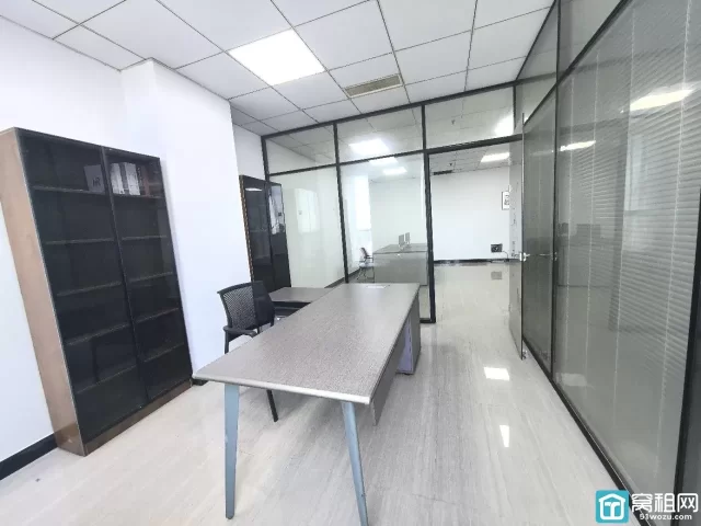 钟公庙街道慧和大厦精装128平，朝南，带3隔间部分家具 特价出租：4600月