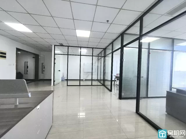 钟公庙街道慧和大厦精装128平，朝南，带3隔间部分家具 特价出租：4600月