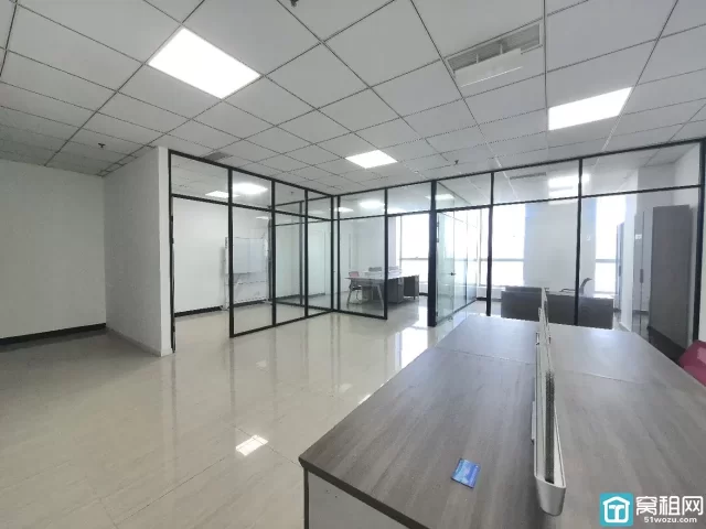 钟公庙街道慧和大厦精装128平，朝南，带3隔间部分家具 特价出租：4600月