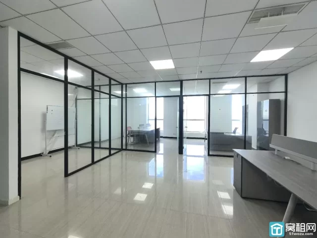 钟公庙街道慧和大厦精装128平，朝南，带3隔间部分家具 特价出租：4600月