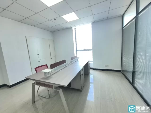 钟公庙街道慧和大厦精装128平，朝南，带3隔间部分家具 特价出租：4600月