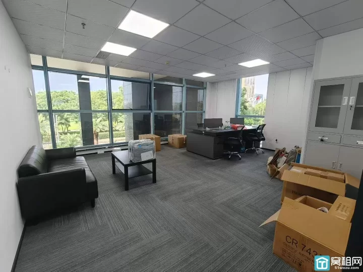 南部商务区 杉杉大厦 稀缺小户型 60平方 精装 一个隔间 带全套家具 2400元每月