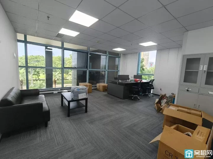 南部商务区 杉杉大厦 稀缺小户型 60平方 精装 一个隔间 带全套家具 2400元每月