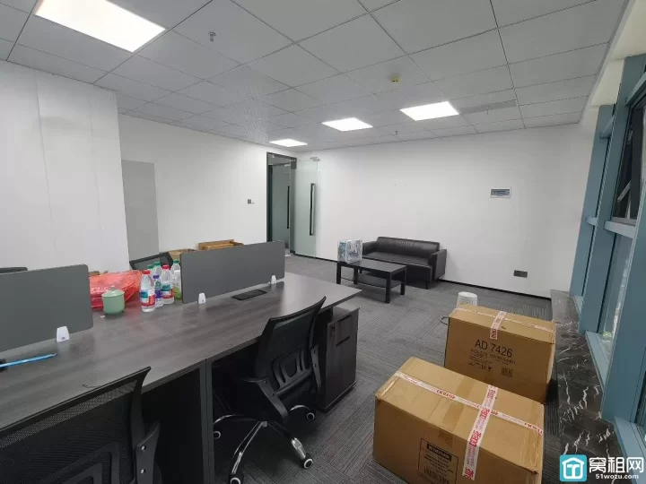 南部商务区 杉杉大厦 稀缺小户型 60平方 精装 一个隔间 带全套家具 2400元每月
