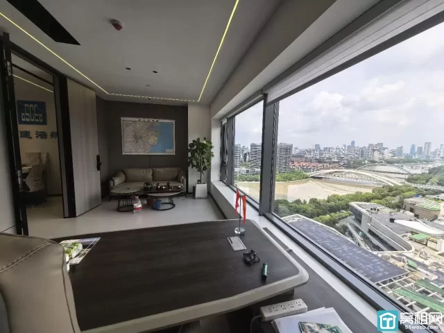 宁波江景写字楼132平，两个隔间，带家具出租，可注册带水源，24小时独立空调，停车无忧