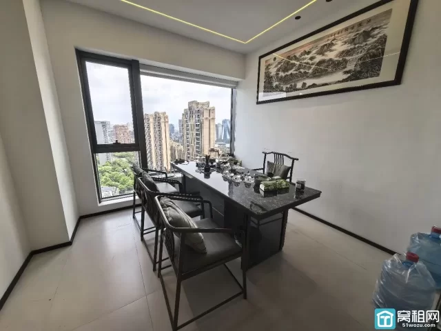 宁波江景写字楼132平，两个隔间，带家具出租，可注册带水源，24小时独立空调，停车无忧