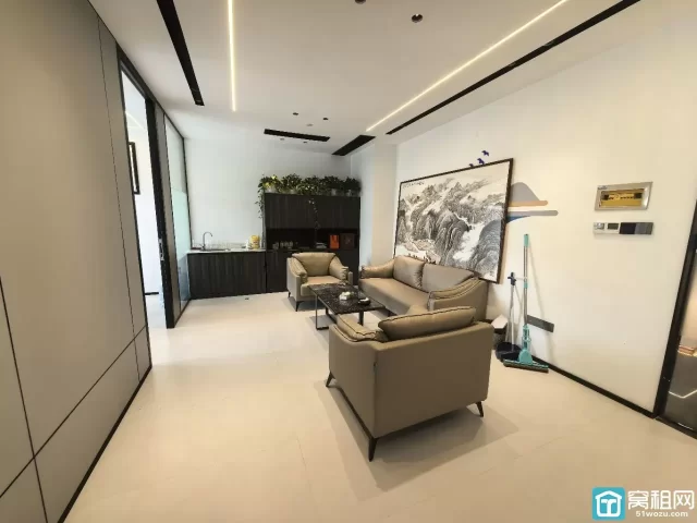 宁波江景写字楼132平，两个隔间，带家具出租，可注册带水源，24小时独立空调，停车无忧