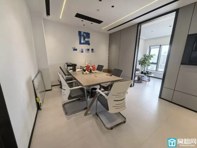 宁波江景写字楼132平，两个隔间，带家具出租，可注册带水源，24小时独立空调，停车无忧