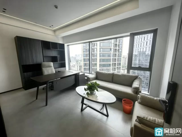 宁波鄞州区南苑滨江280平江景房，三个隔间带家具，月租金21000元，配家具