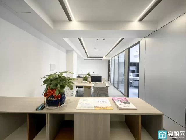 宁波鄞州区南苑滨江280平江景房，三个隔间带家具，月租金21000元，配家具