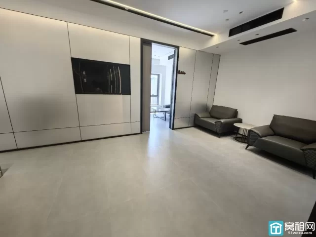 宁波鄞州区南苑滨江280平江景房，三个隔间带家具，月租金21000元，配家具