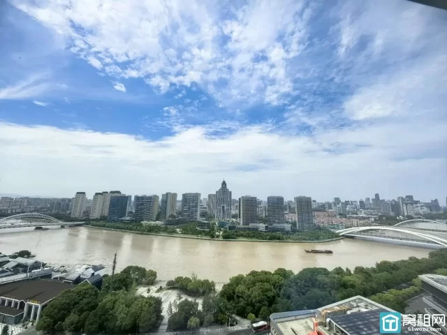 宁波鄞州区南苑滨江280平江景房，三个隔间带家具，月租金21000元，配家具