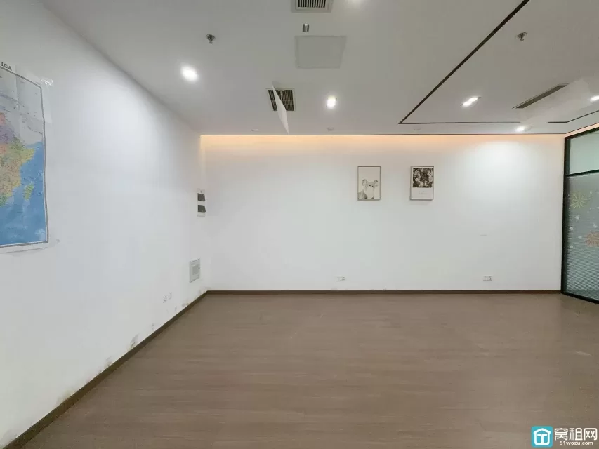 南部商务区地铁口 大海大厦125平，南，2隔间 单价1.8元/平/天，月租金6844元
