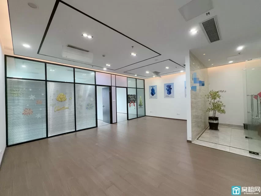 南部商务区地铁口 大海大厦125平，南，2隔间 单价1.8元/平/天，月租金6844元