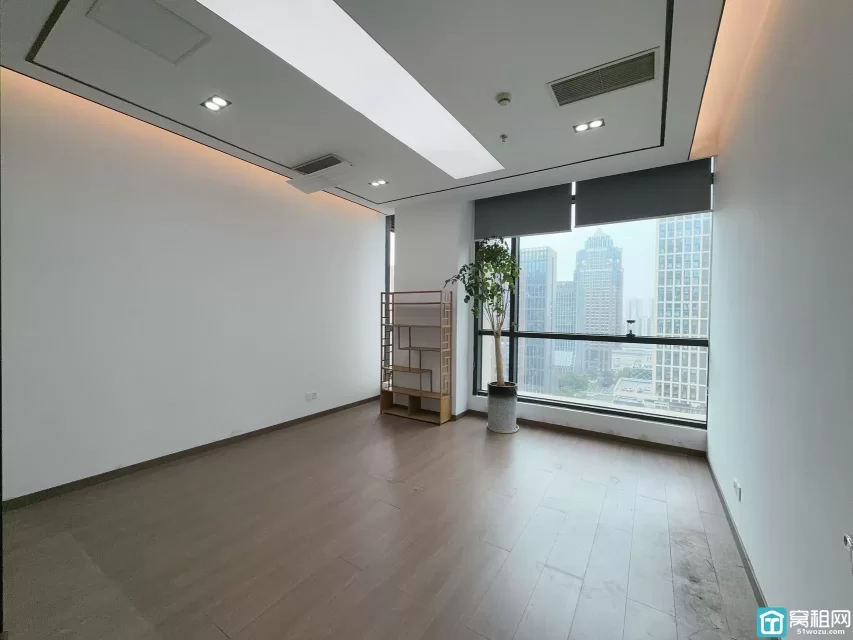 南部商务区地铁口 大海大厦125平，南，2隔间 单价1.8元/平/天，月租金6844元