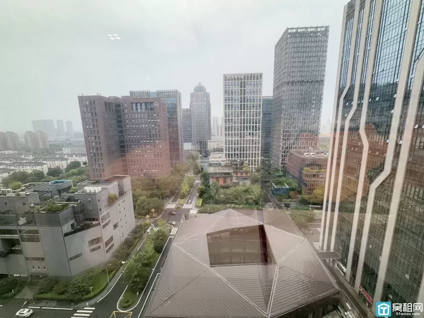 南部商务区地铁口 大海大厦125平，南，2隔间 单价1.8元/平/天，月租金6844元