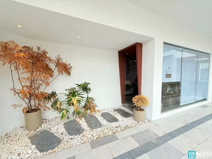 宁波鄞州区嵩江999旺铺招商面积91平，有二楼隔层可做包厢，可接上下水燃气等