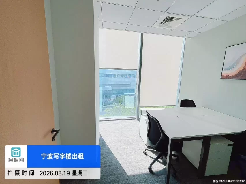 宁波福明路地铁站附近50平米写字楼出租2500元包物业费，水电费，办公桌椅可以注册公司