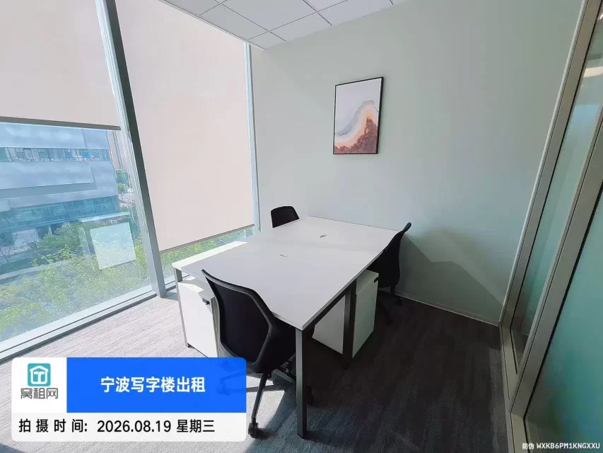 宁波福明路地铁站附近50平米写字楼出租2500元包物业费，水电费，办公桌椅可以注册公司