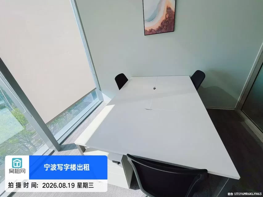 宁波福明路地铁站附近50平米写字楼出租2500元包物业费，水电费，办公桌椅可以注册公司