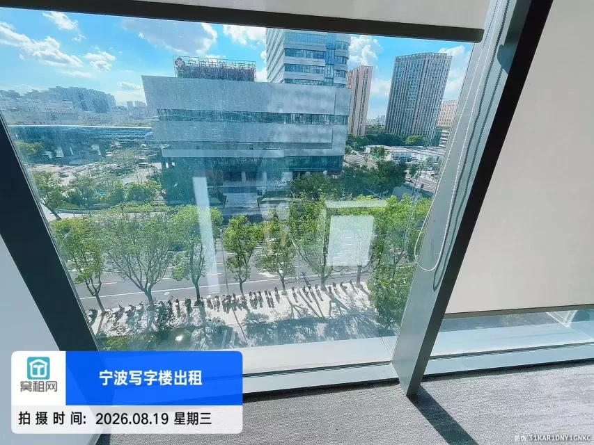 宁波福明路地铁站附近50平米写字楼出租2500元包物业费，水电费，办公桌椅可以注册公司