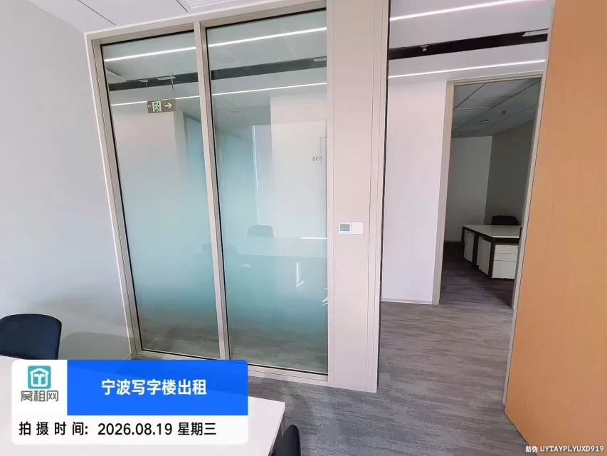 宁波福明路地铁站附近50平米写字楼出租2500元包物业费，水电费，办公桌椅可以注册公司